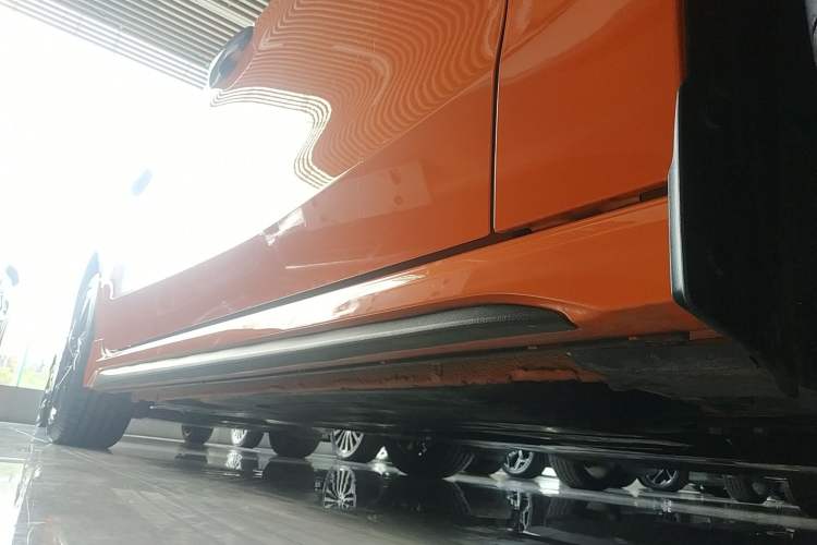 Used Lynk & Co 03 2023 2.0TD DCT JingPro Right Side Sill