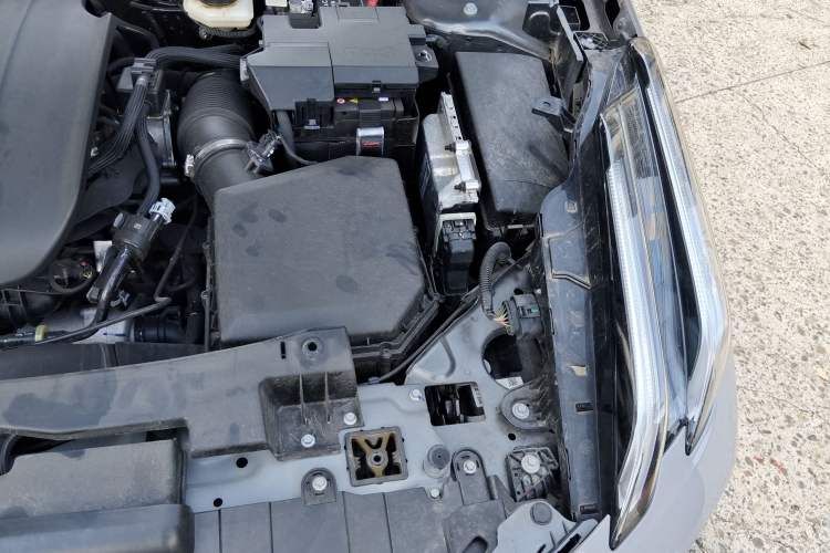 Used Lynk & Co 03 2023 2.0TD DCT H-Power Halo Engine Bay Left