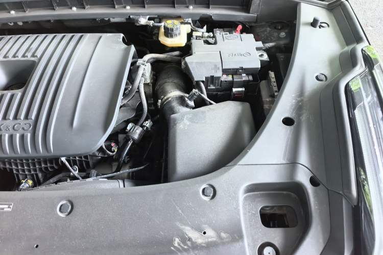 Used Lynk & Co 03 2023 2.0TD DCT H-Power Halo Engine Bay Left