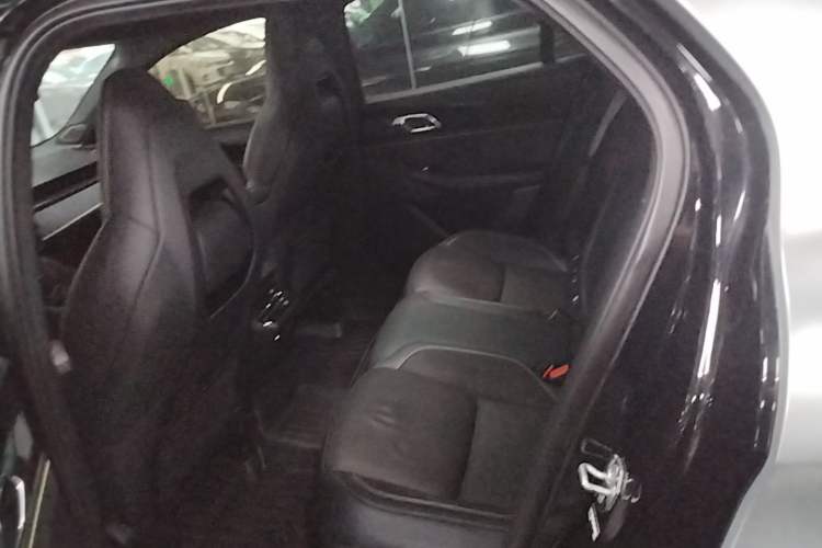 Used Lynk & Co 03 2023 2.0TD DCT JingPro Left Rear Seat