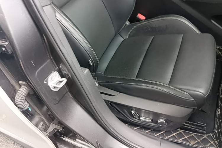 Used Lynk & Co 03 2023 2.0TD DCT H-Power Halo Right Front Seat