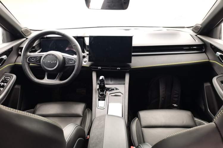 Used Lynk & Co 03 2023 2.0TD DCT JingPro Center Console