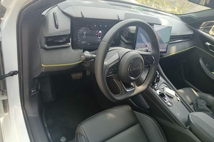 Used Lynk & Co 03 2023 1.5TD DCT JingPlus Center Console