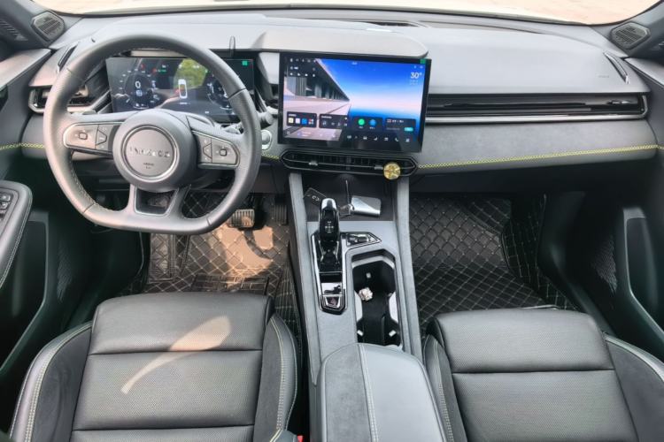 Used Lynk & Co 03 2023 2.0TD DCT JingPro Center Console