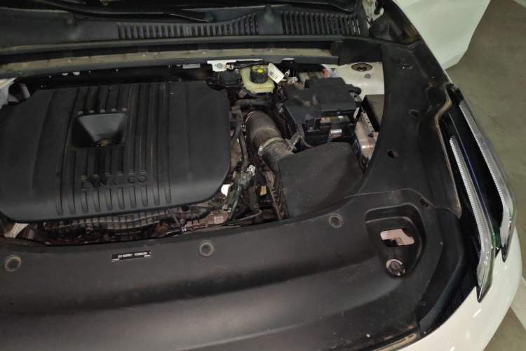 Used Lynk & Co 03 2023 2.0TD DCT H-Power Halo Engine Bay Left