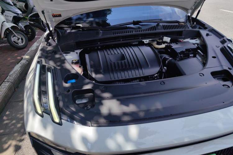 Used Lynk & Co 03 2023 2.0TD DCT H-Power Halo Engine Bay Right