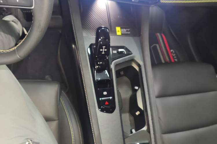 Used Lynk & Co 03 2023 2.0TD DCT JingPro Gear Lever