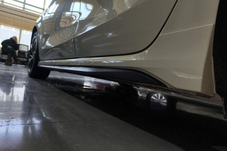 Used Lynk & Co 03 2023 1.5TD DCT JingPro Left Side Sill
