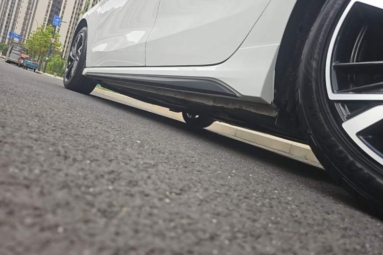 Used Lynk & Co 03 2023 1.5TD DCT JingPro Left Side Sill