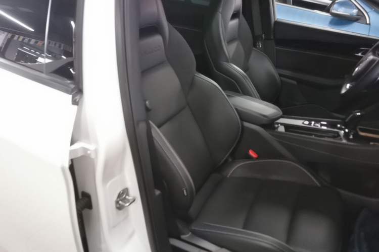 Used Lynk & Co 03 2023 2.0TD DCT JingPro Right Front Seat