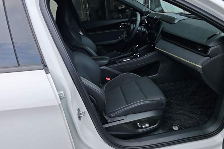 Used Lynk & Co 03 2023 1.5TD DCT JingPro Right Front Seat
