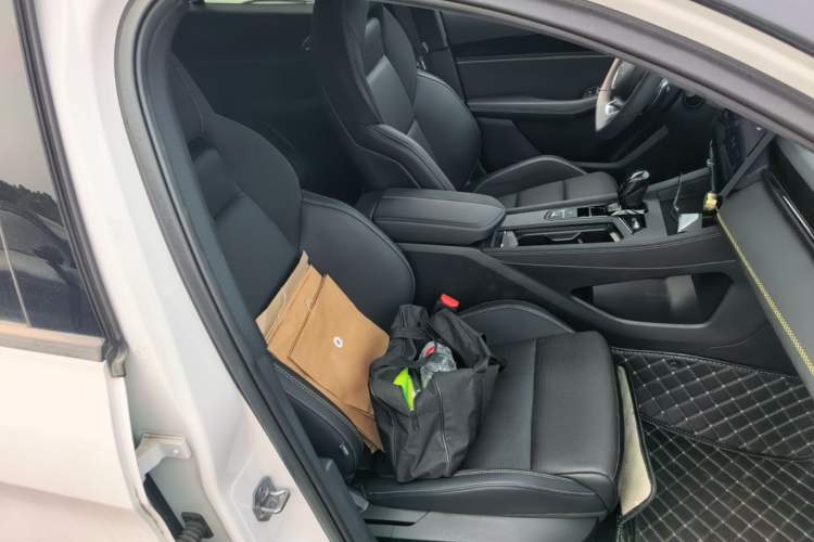 Used Lynk & Co 03 2023 2.0TD DCT JingPro Right Front Seat