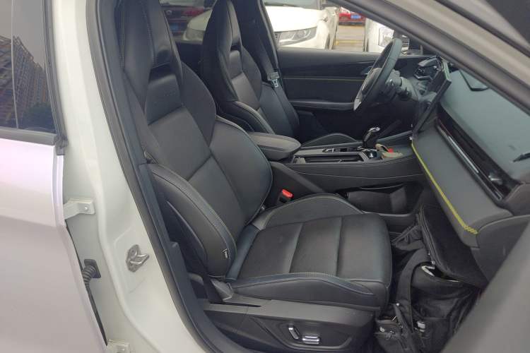 Used Lynk & Co 03 2023 2.0TD DCT JingPro Right Front Seat