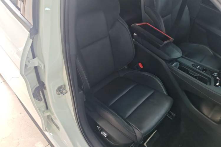 Used Lynk & Co 03 2023 2.0TD DCT JingPro Right Front Seat