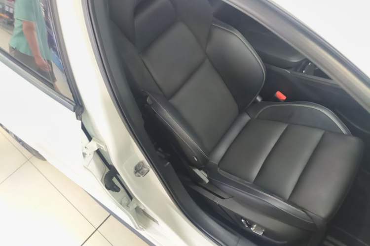 Used Lynk & Co 03 2023 2.0TD DCT JingPro Right Front Seat