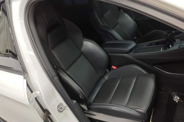 Used Lynk & Co 03 2023 2.0TD DCT JingPro Right Front Seat