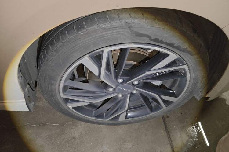 Used Lynk & Co 03  Right Front Wheel Hub