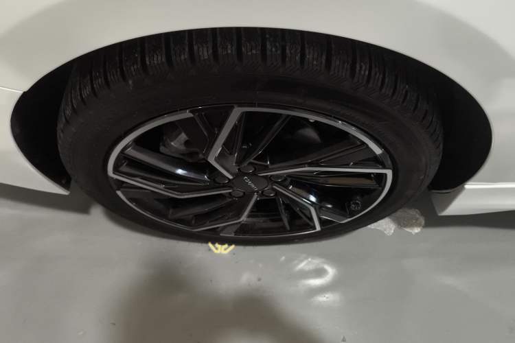Used Lynk & Co 03 2023 1.5TD DCT JingPro Right Rear Wheel Hub
