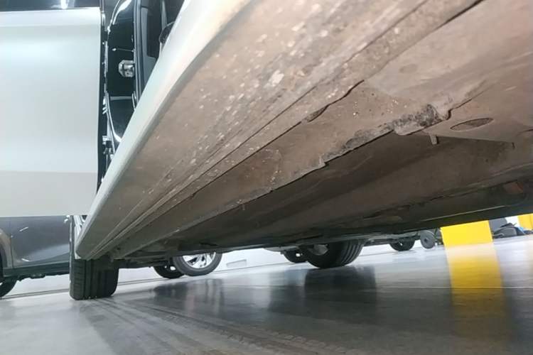Used Lynk & Co 03 2023 1.5TD DCT JingPlus Right Side Sill