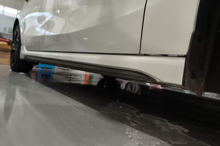 Used Lynk & Co 03 2023 1.5TD DCT JingPro Right Side Sill