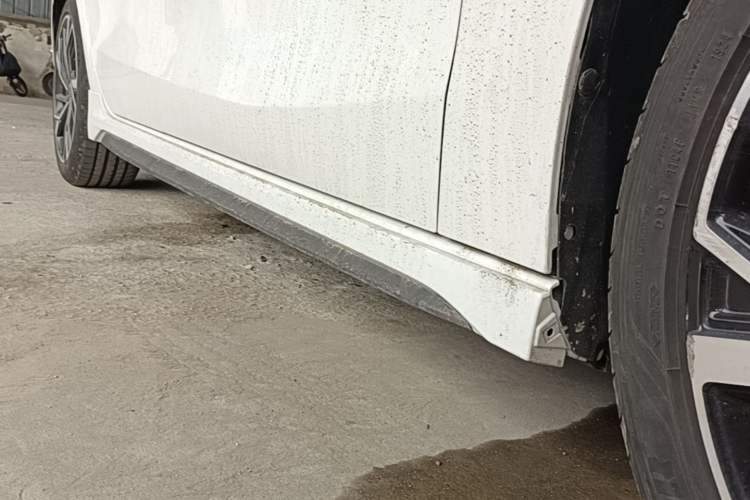 Used Lynk & Co 03 2023 1.5TD DCT JingPro Right Side Sill