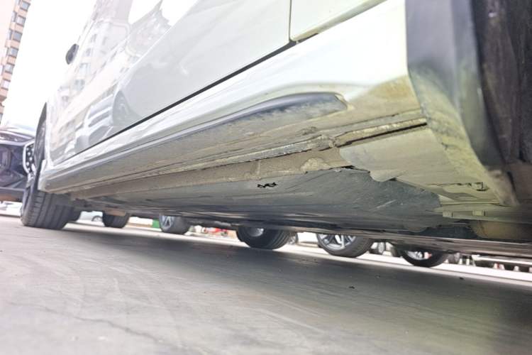 Used Lynk & Co 03 2023 1.5TD DCT JingPro Right Side Sill