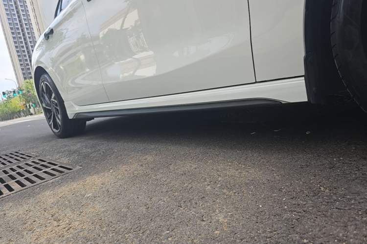 Used Lynk & Co 03 2023 1.5TD DCT JingPro Right Side Sill