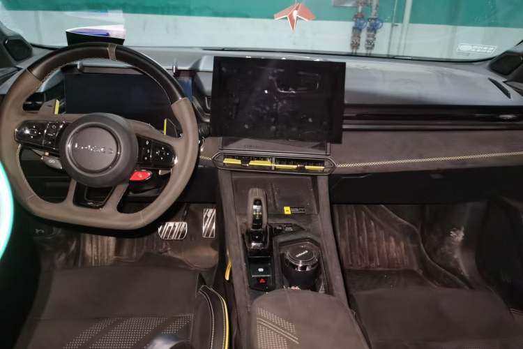 Used Lynk & Co 03 2023 03+ 2.0TD Automatic Yufeng Edition Center Console