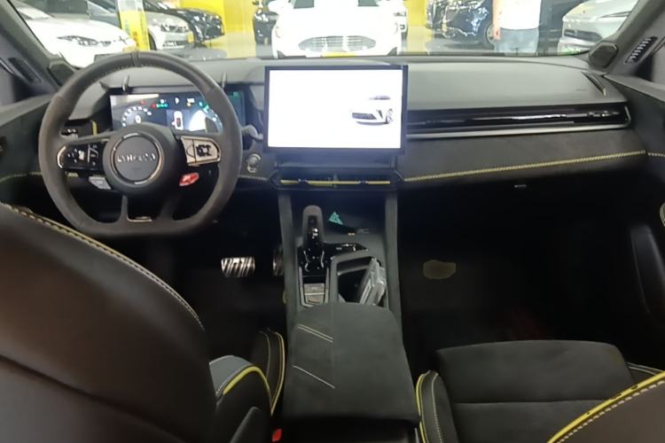 Used Lynk & Co 03 2023 03+ 2.0TD Automatic Yufeng Edition Center Console