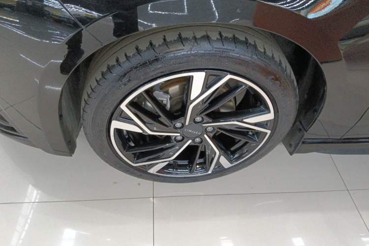 Used Lynk & Co 03 2025 1.5TD DCT Champion Edition Pro Left Front Wheel Hub