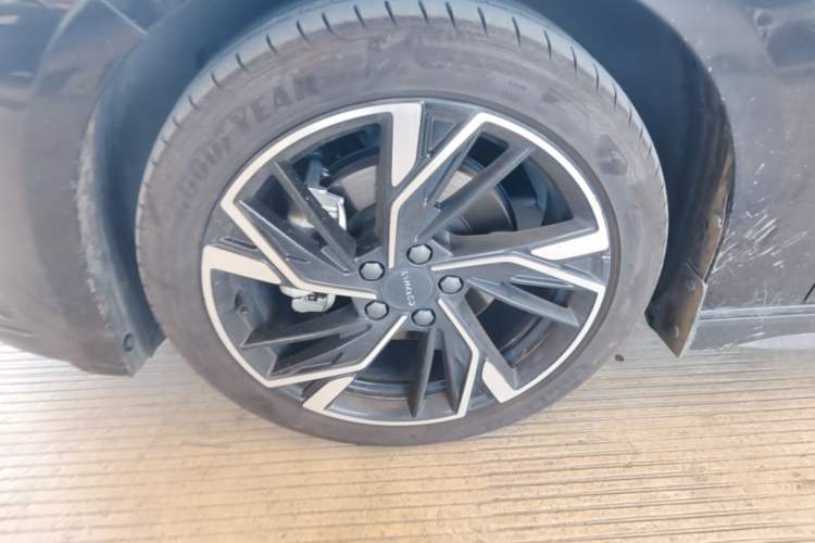 Used Lynk & Co 03 2025 1.5TD DCT Champion Edition Pro Left Front Wheel Hub