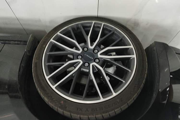 Used Lynk & Co 03 2025 2.0TD DCT Champion Edition Pro Left Front Wheel Hub