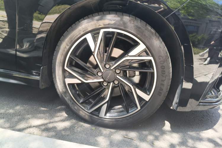 Used Lynk & Co 03 2025 1.5TD DCT Champion Edition Pro Right Front Wheel Hub