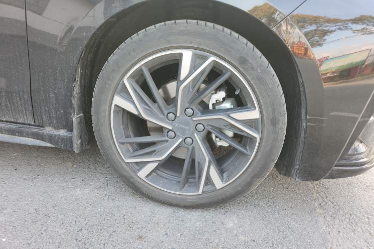 Used Lynk & Co 03 2025 1.5TD DCT Champion Edition Pro Right Front Wheel Hub