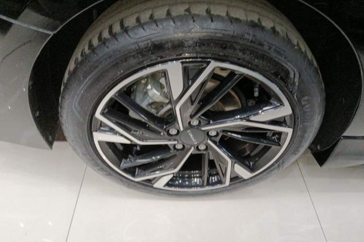 Used Lynk & Co 03 2025 1.5TD DCT Champion Edition Pro Right Rear Wheel Hub