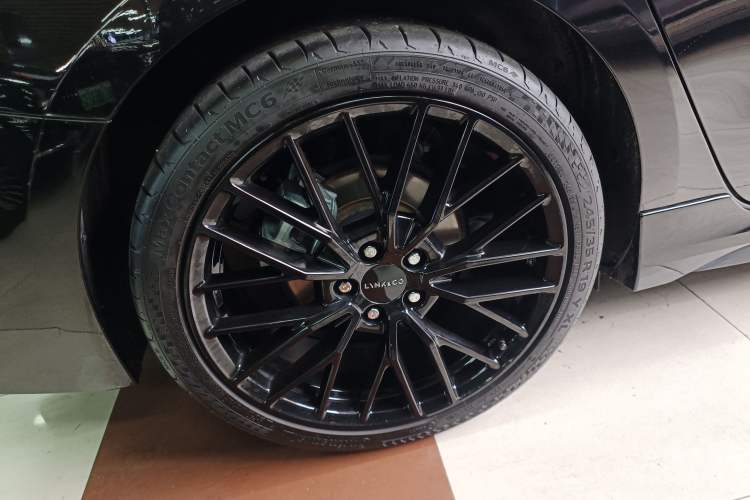 Used Lynk & Co 03 2025 2.0TD DCT Champion Edition Pro Right Rear Wheel Hub
