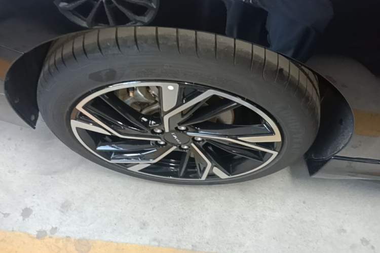 Used Lynk & Co 03 2025 1.5TD DCT Champion Edition Pro Right Rear Wheel Hub