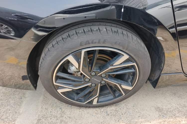 Used Lynk & Co 03 2025 1.5TD DCT Champion Edition Pro Right Rear Wheel Hub