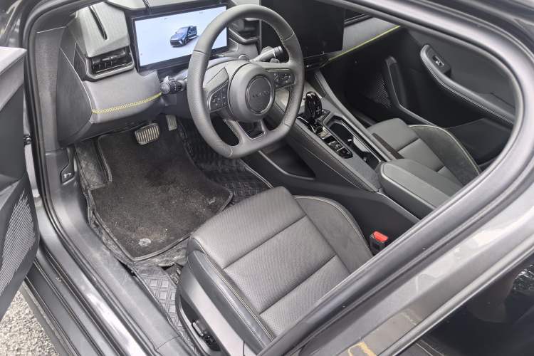 Used Lynk & Co 03 2025 1.5TD DCT Champion Edition Pro Interior 8
