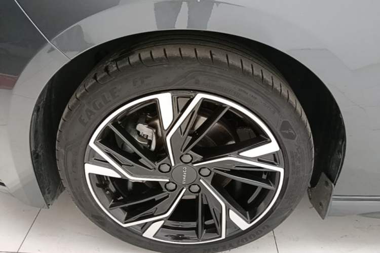 Used Lynk & Co 03 2025 1.5TD DCT Champion Edition Pro Left Front Wheel Hub