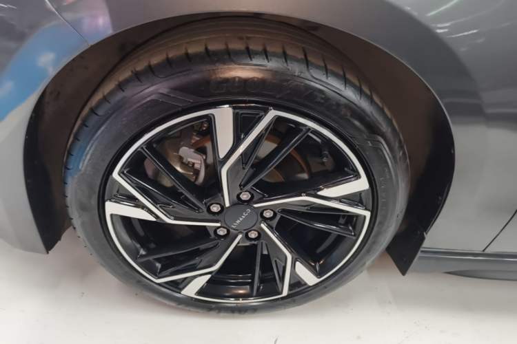 Used Lynk & Co 03 2025 1.5TD DCT Champion Edition Pro Left Front Wheel Hub