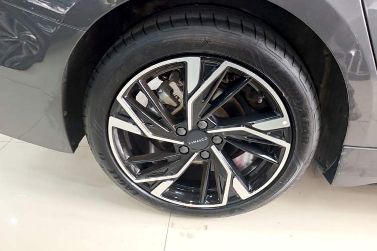 Used Lynk & Co 03 2025 1.5TD DCT Champion Edition Pro Right Rear Wheel Hub