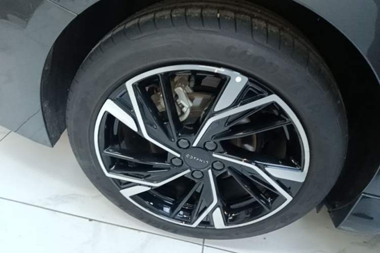 Used Lynk & Co 03 2025 1.5TD DCT Champion Edition Pro Right Rear Wheel Hub