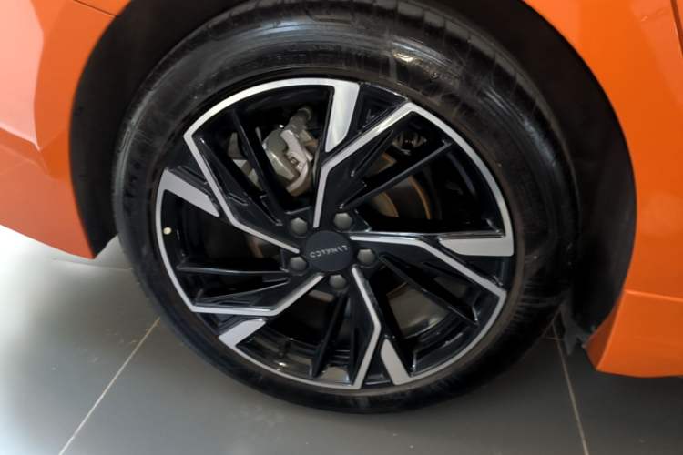 Used Lynk & Co 03 2025 1.5TD DCT Champion Edition Pro Right Rear Wheel Hub