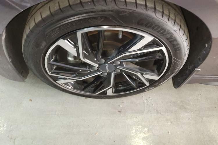 Used Lynk & Co 03 2025 1.5TD DCT Champion Edition Pro Left Front Wheel Hub