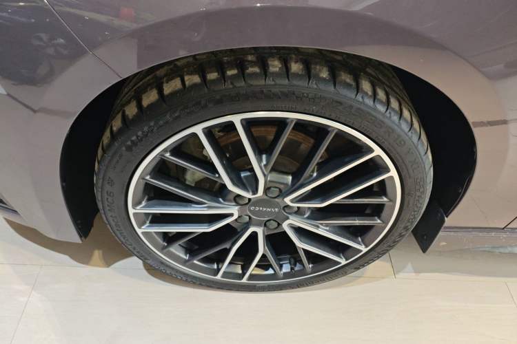Used Lynk & Co 03 2025 2.0TD DCT Champion Edition Pro Left Front Wheel Hub