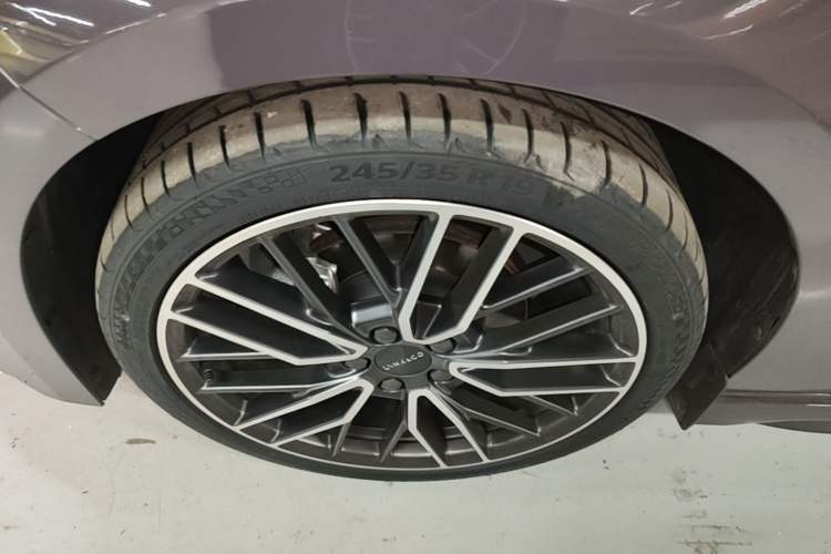 Used Lynk & Co 03 2025 2.0TD DCT Champion Edition Pro Left Front Wheel Hub