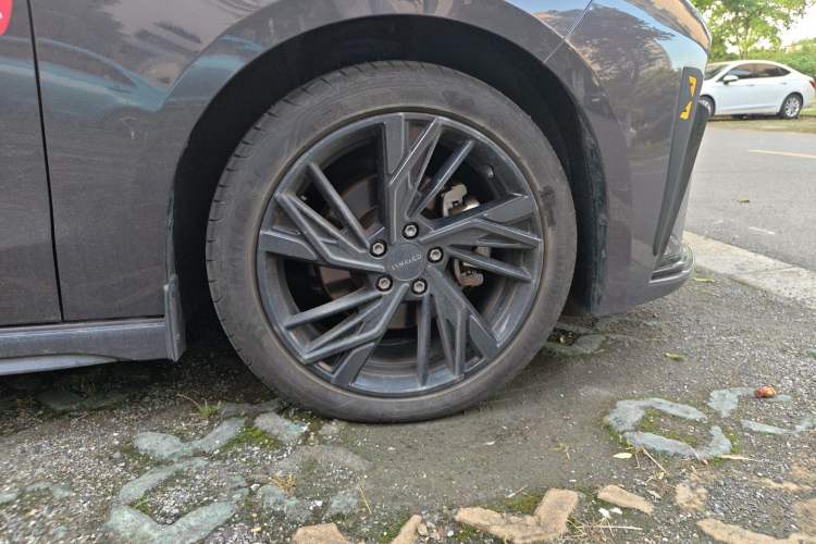 Used Lynk & Co 03 2025 1.5TD DCT Champion Edition Pro Right Front Wheel Hub