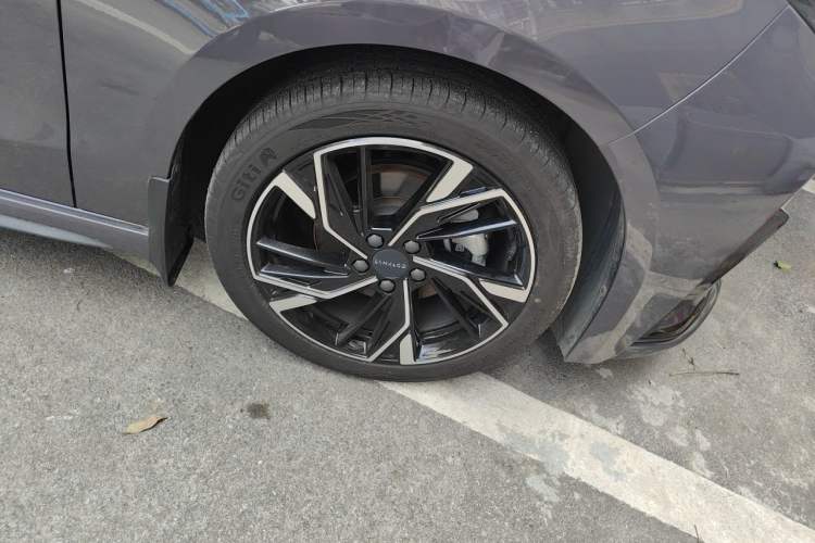 Used Lynk & Co 03 2025 1.5TD DCT Champion Edition Plus Right Front Wheel Hub
