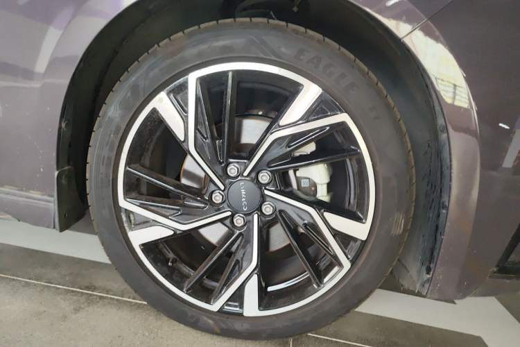 Used Lynk & Co 03 2025 1.5TD DCT Champion Edition Pro Right Front Wheel Hub